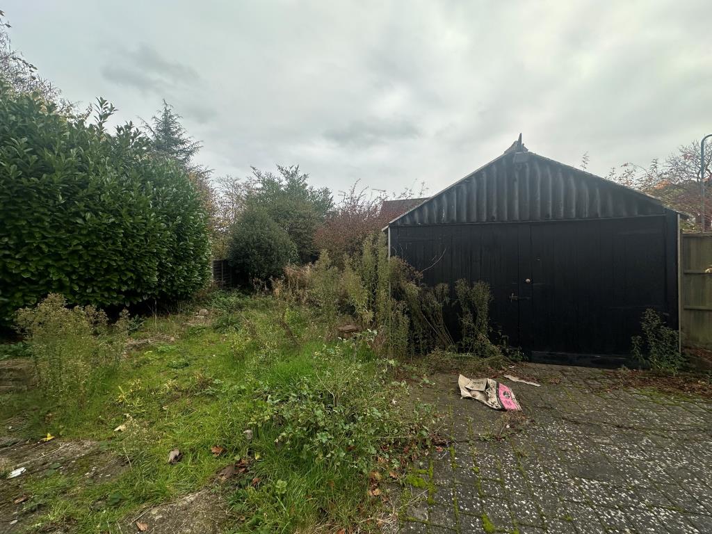 Lot: 44 - SEMI-DETACHED COTTAGE FOR REFURBISHMENT - Garden and garage